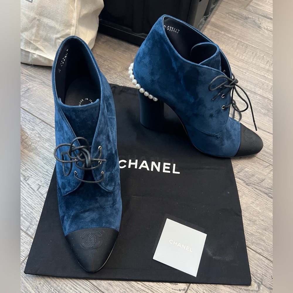 💙🤍Chanel Pearls/ Suede Booties🤍💙